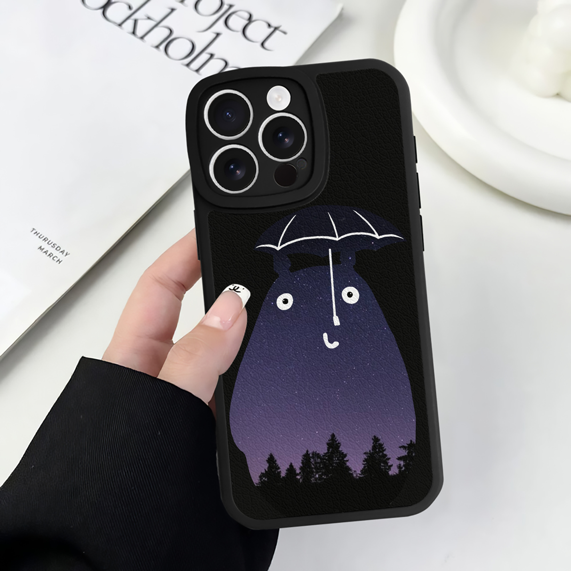 （画像用） となりのトトロ 草壁メイ 草壁サツキ My Neighbor Totoro Satsuki Kusakabe Mei Kusakabe 【iPhone 16シリーズ対応】シリコンスマホケース（レザー調） 材質：シリコン
